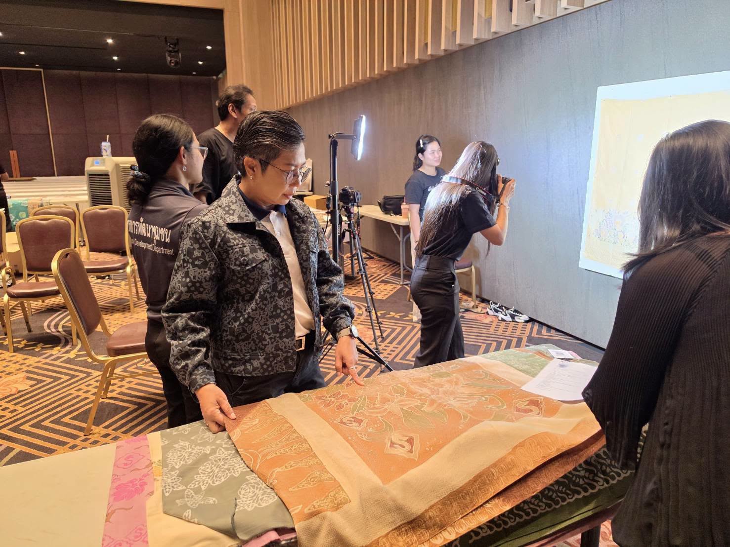 🧜‍  พช.สงขลา เตรียมความพร้อมการจัดงานประกวดผ้าลายพระราชทาน "ผ้าลายขอสมเด็จฯ - เจ้าฟ้า" และ "ผ้าลายบุปผาบรมราชินีนาถ" และงานหัตถกรรม จุดดำเนินการภาคใต้ 7 - 8 กันยายน 2569 นี้